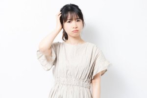 頭を抑える女性